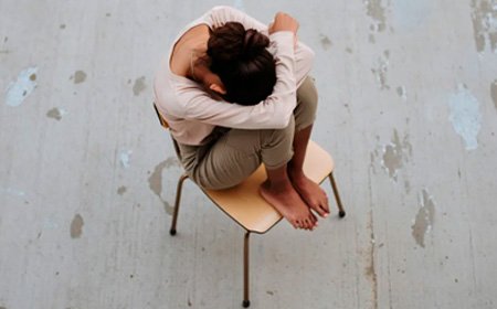 Девушка сидит на стуле в расстройстве